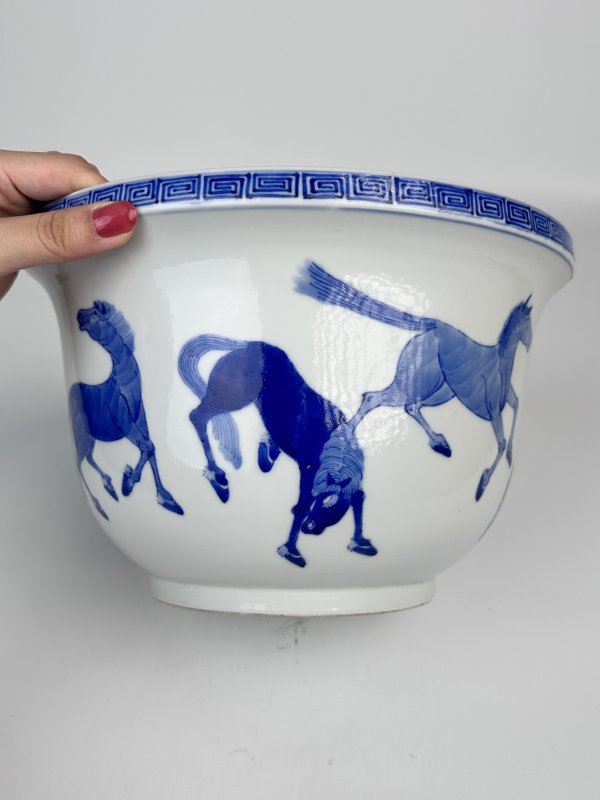 清光绪 青花骏马图花盆 - 图3