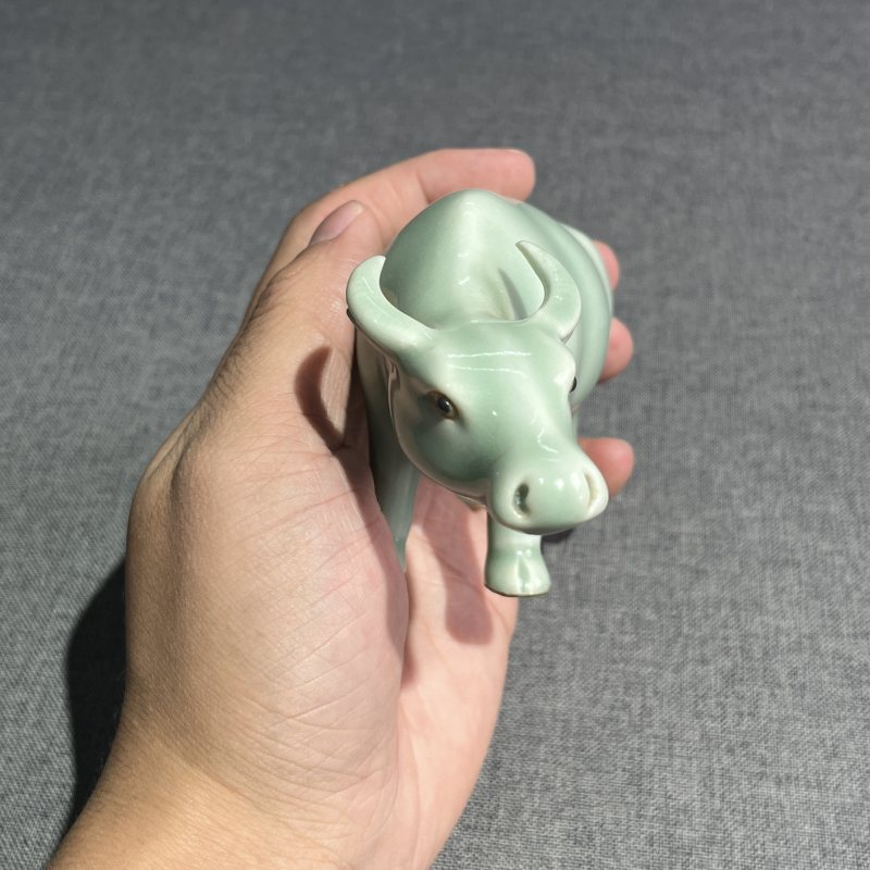 清豆青釉牛型摆件 - 图5