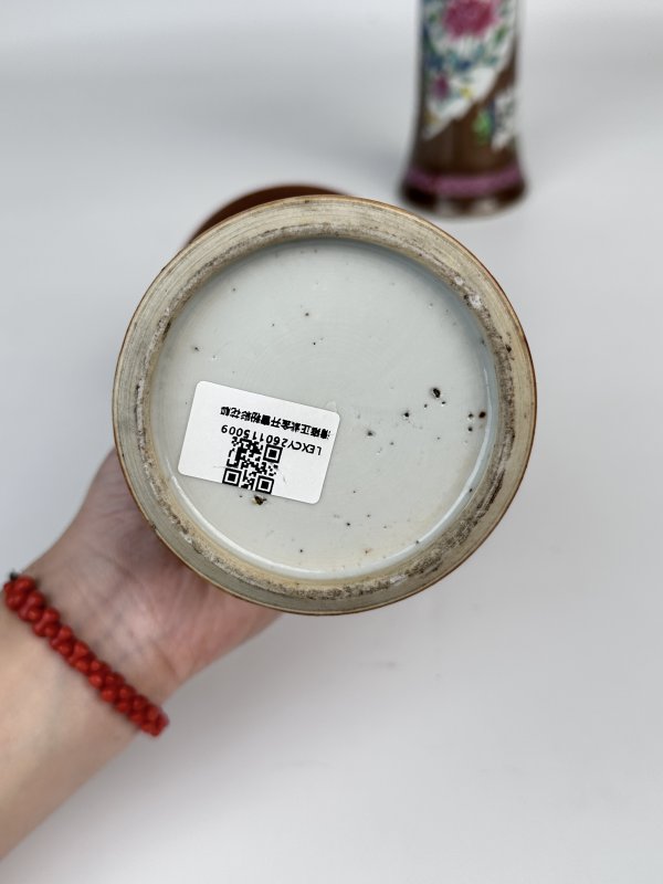 清雍正 酱釉粉彩开窗花卉纹花觚一对 - 图8