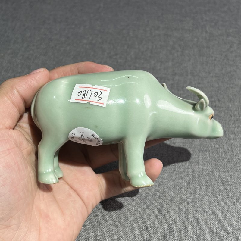 清豆青釉牛型摆件 - 图6