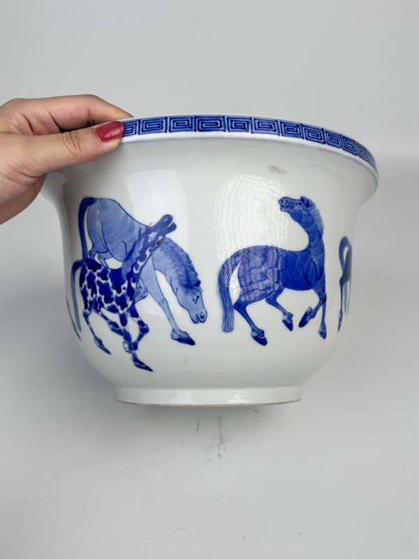 清光绪 青花骏马图花盆 - 图5