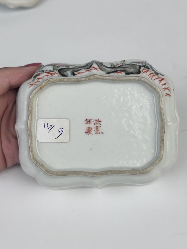 民国粉彩花卉纹洪宪年制款香皂盒 - 图8
