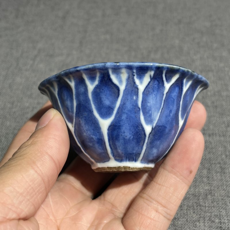 清乾隆青花荷花压手杯 - 图4