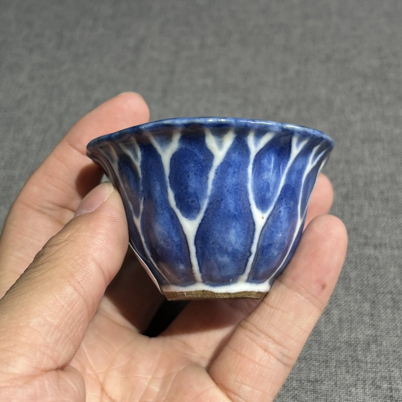 清乾隆青花荷花压手杯 - 图5