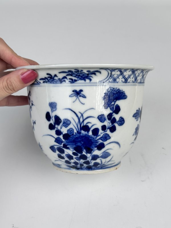 清晚期青花四季花卉纹花盆 - 图5