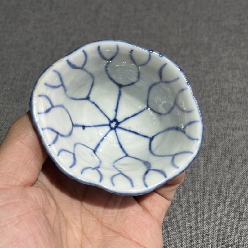清乾隆青花荷花压手杯 - 图7
