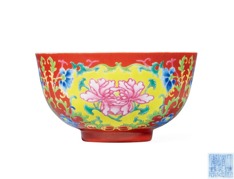 清道光 珊瑚紅地洋彩開光花卉紋碗 - 图1