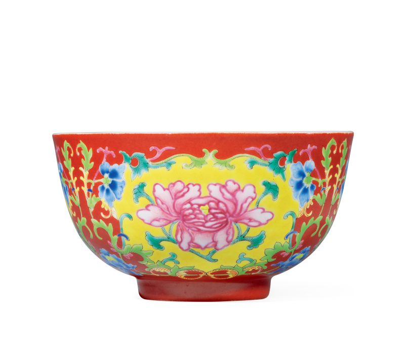 清道光 珊瑚紅地洋彩開光花卉紋碗 - 图2