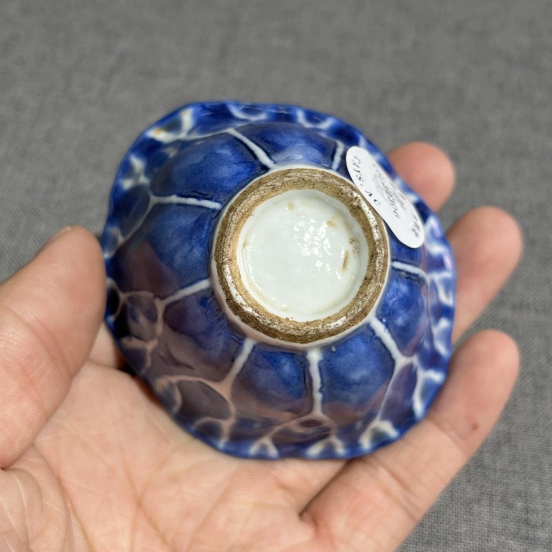 清乾隆青花荷花压手杯 - 图8