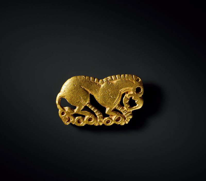 金質臥虎牌飾
