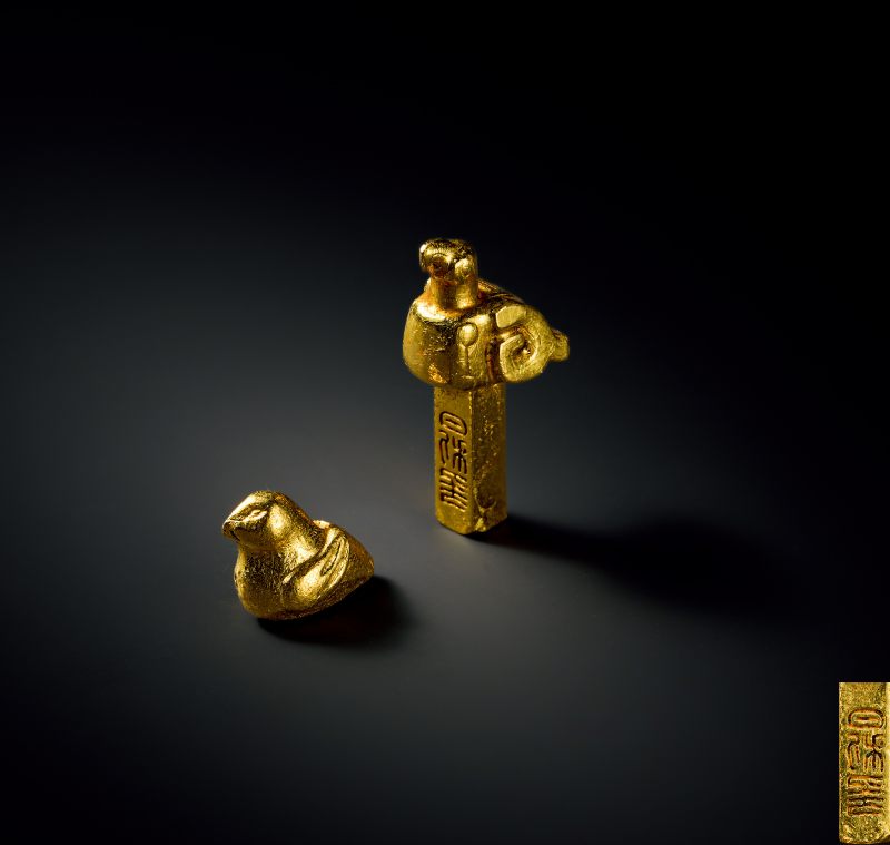 金質臥鳥和金鳩形方柱器 - 图1