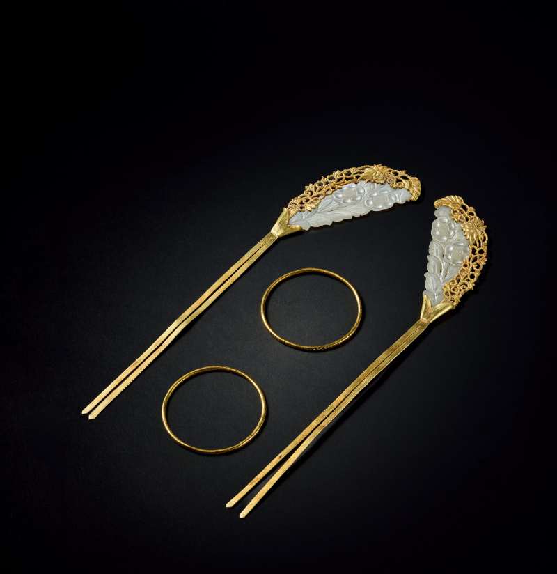 金質鑲白玉向日葵紋髮簪和金質網格紋鐲各一對