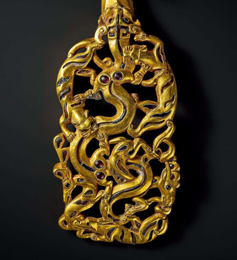 金質鏤空鑲嵌群獸搏噬帶鉤 - 图2