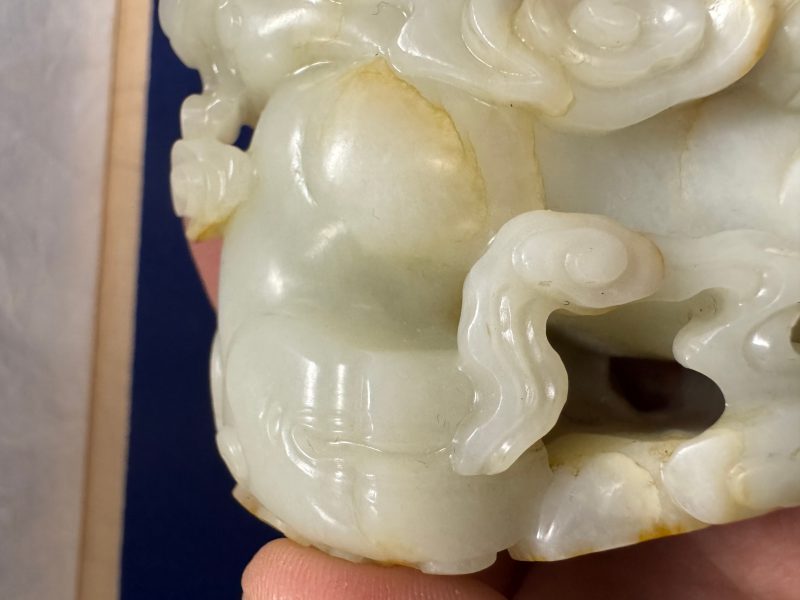 清乾隆 白玉帶紅皮瑞獸吐祥雲擺件 - 图31