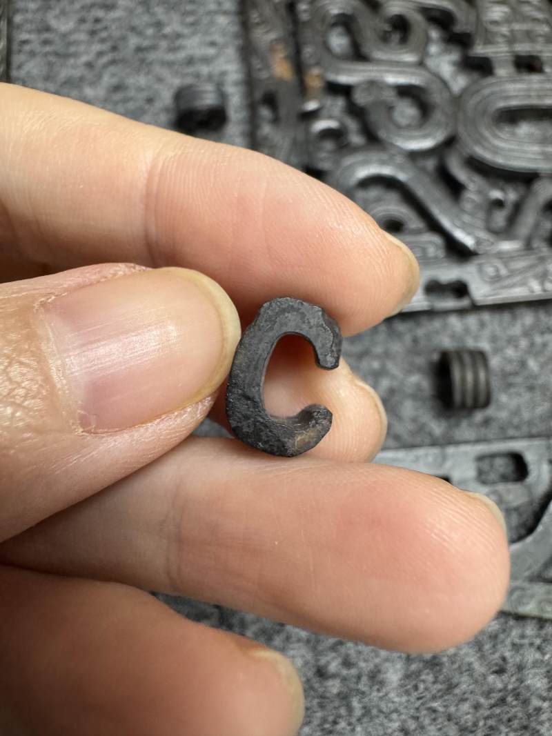 玉受沁鏤雕楚式獸面紋活環飾 - 图29