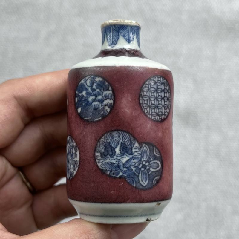 清中期 釉里红地青花皮球花纹鼻烟壶 - 图6