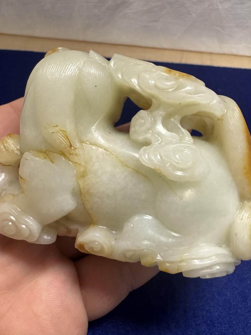 清乾隆 白玉帶紅皮瑞獸吐祥雲擺件 - 图39