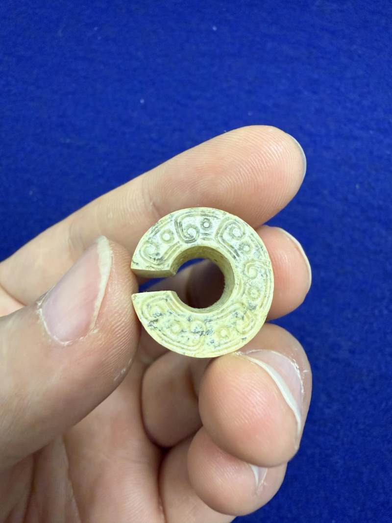白玉龍紋玦一對和黃玉龍紋玦一件 - 图9
