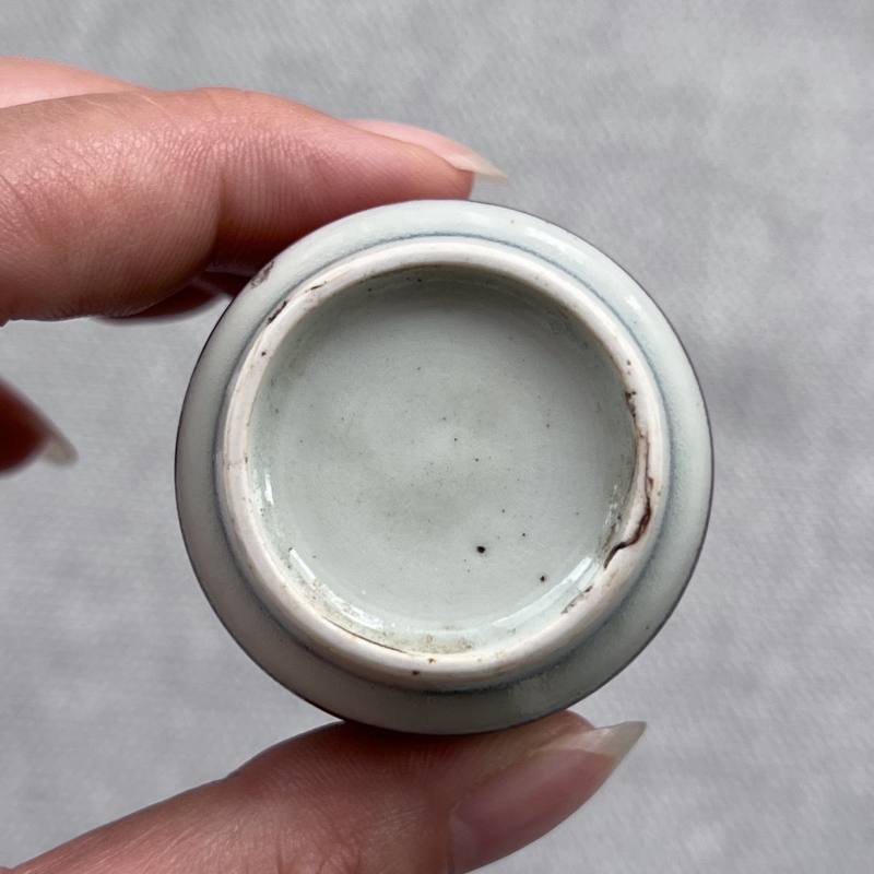 清中期 釉里红地青花皮球花纹鼻烟壶 - 图7