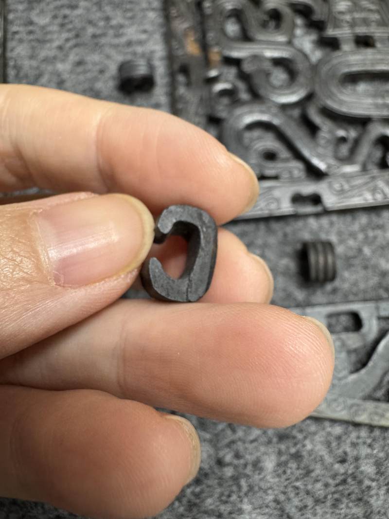 玉受沁鏤雕楚式獸面紋活環飾 - 图31