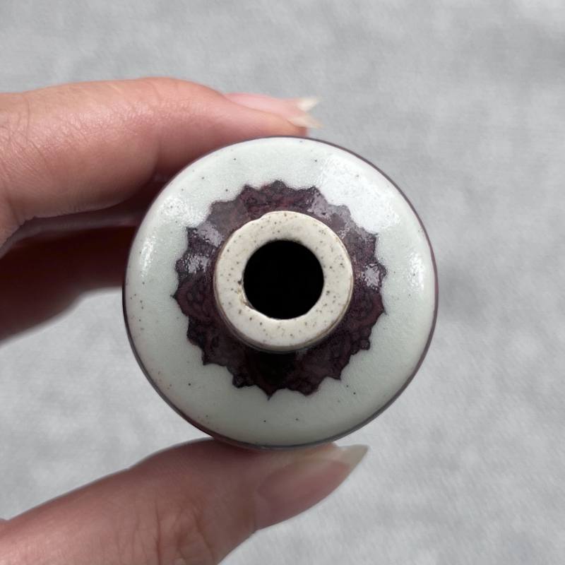 清中期 釉里红地青花皮球花纹鼻烟壶 - 图8