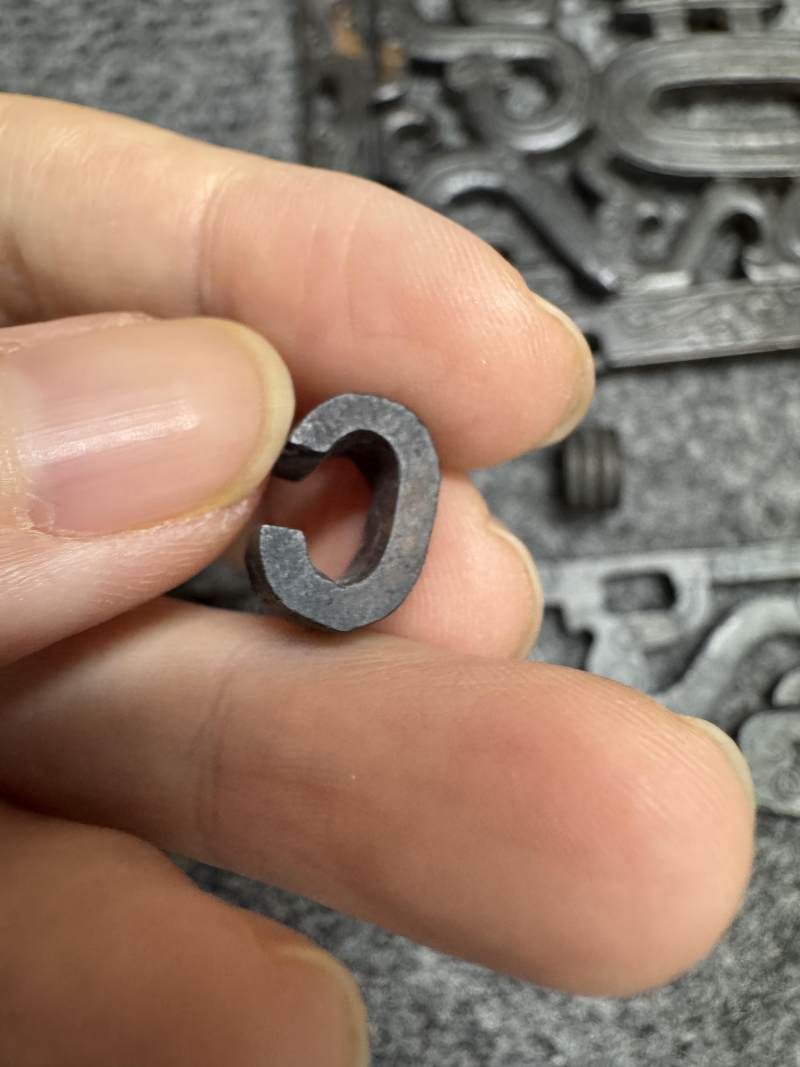 玉受沁鏤雕楚式獸面紋活環飾 - 图35