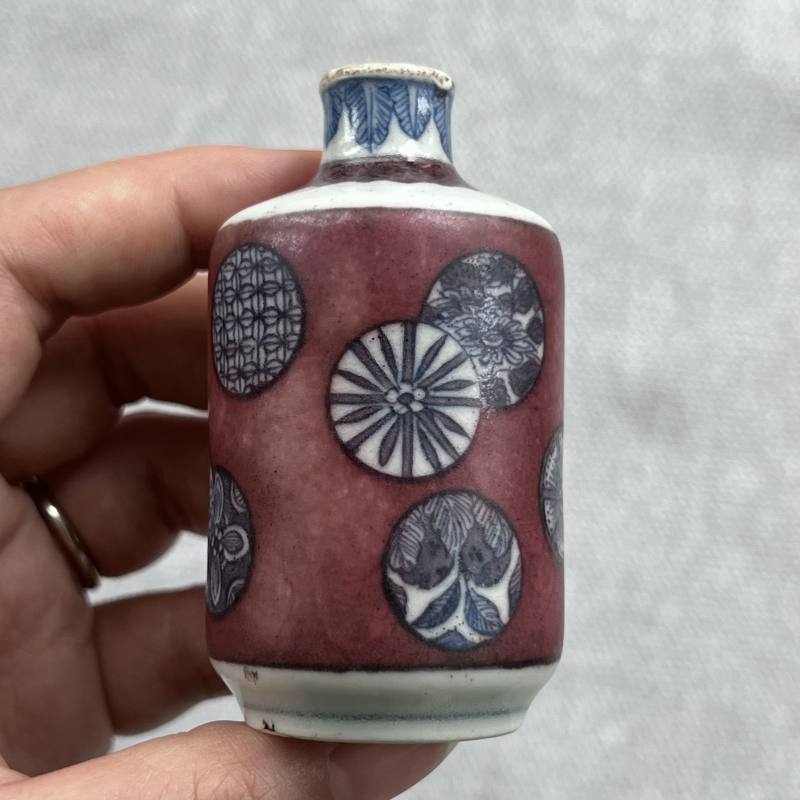 清中期 釉里红地青花皮球花纹鼻烟壶 - 图3