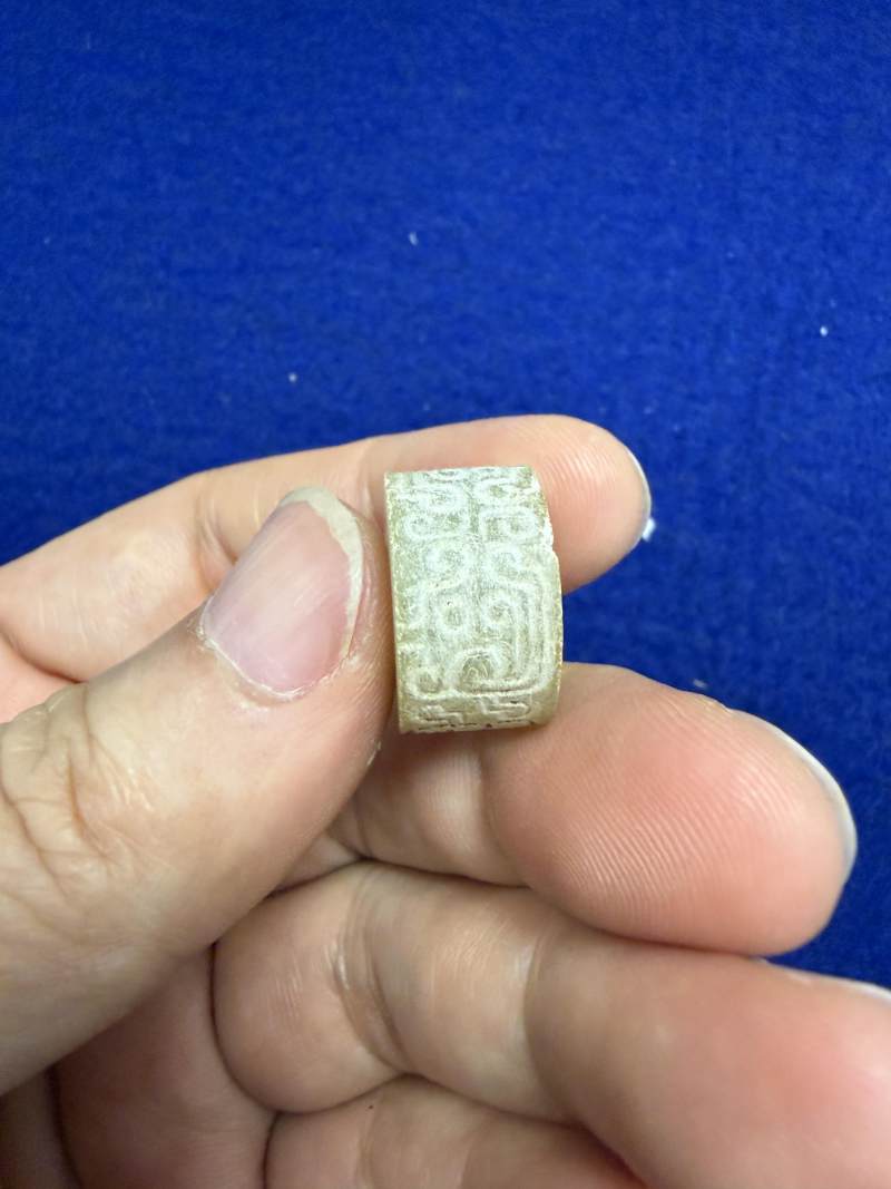 白玉龍紋玦一對和黃玉龍紋玦一件 - 图19