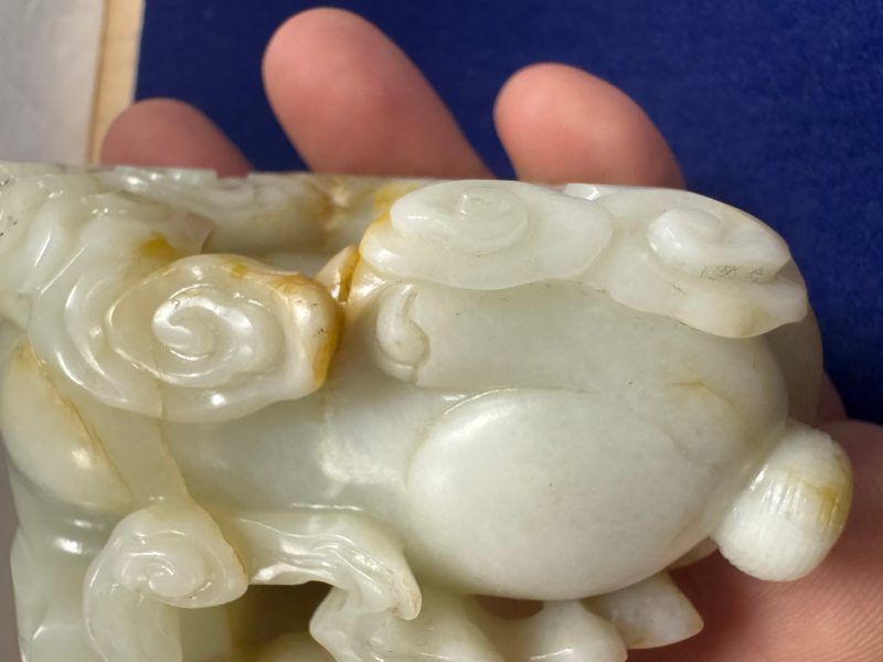 清乾隆 白玉帶紅皮瑞獸吐祥雲擺件 - 图33