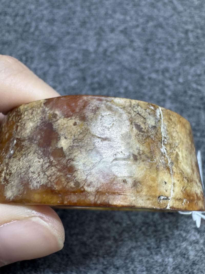 玉紅沁神面紋琮 - 图4