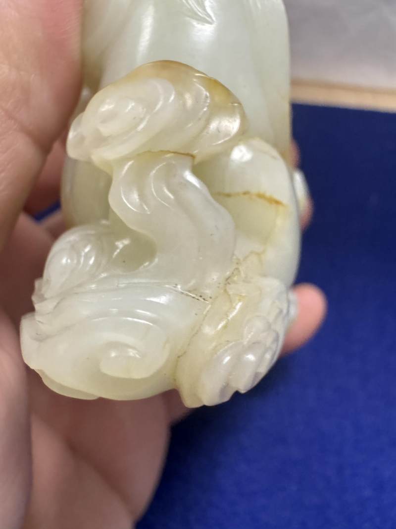 清乾隆 白玉帶紅皮瑞獸吐祥雲擺件 - 图43