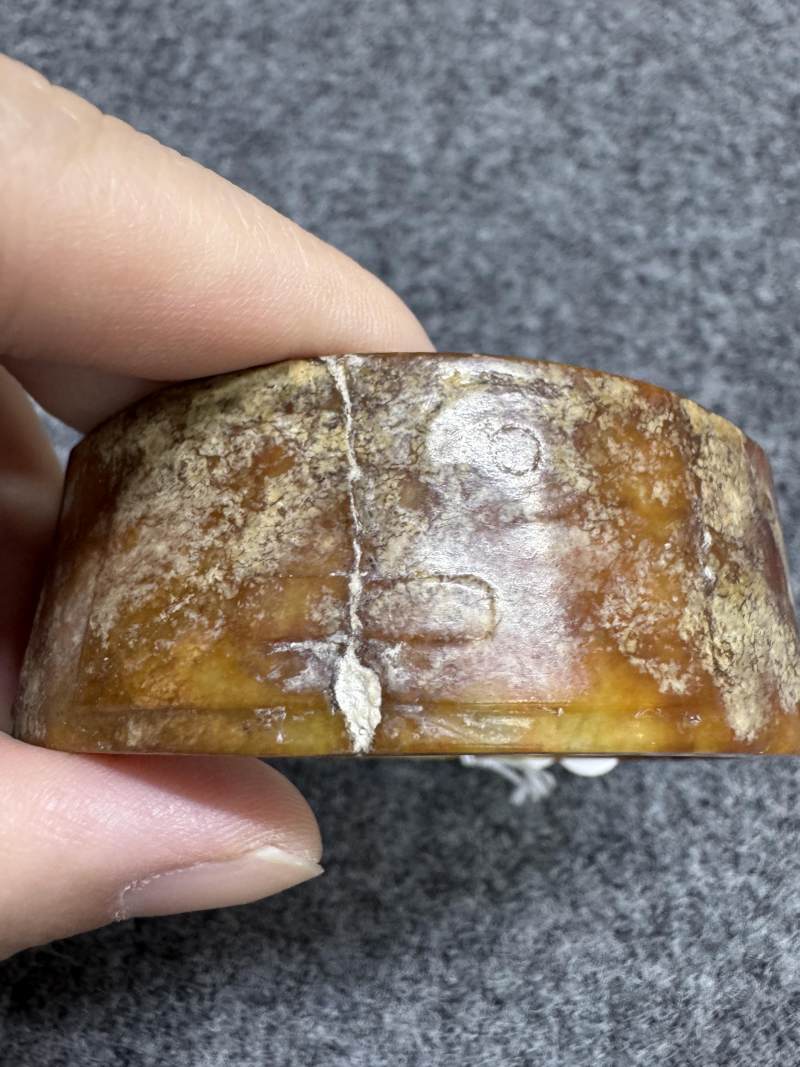 玉紅沁神面紋琮 - 图6