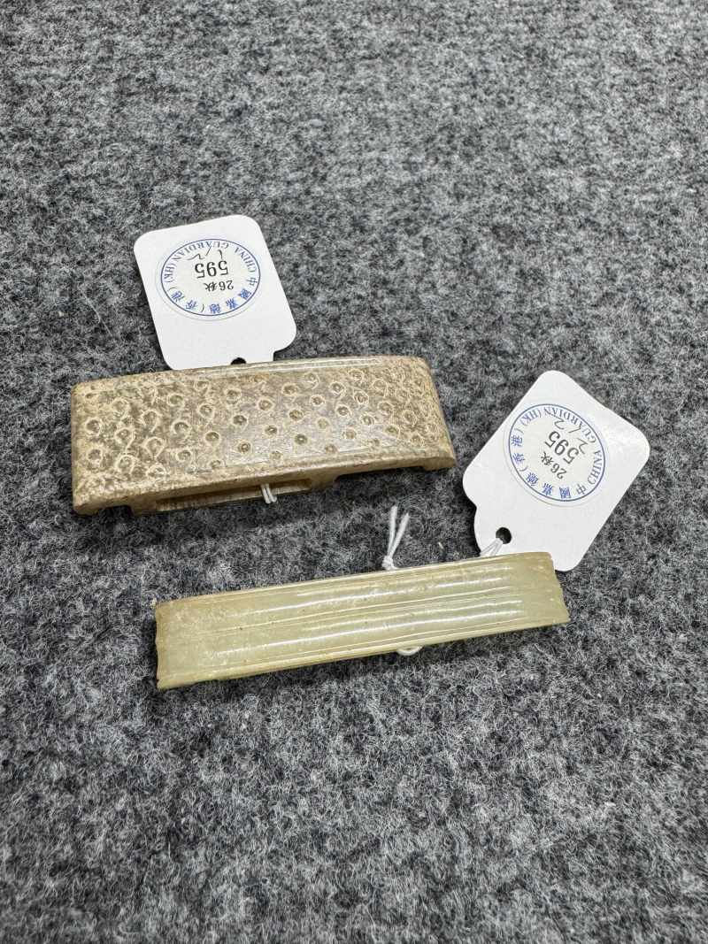 白玉受沁弦紋劍璏和玉榖紋劍璏各一件 - 图2