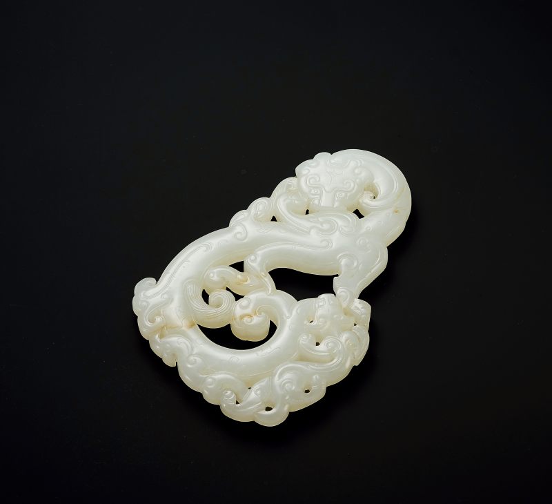 白玉龍形佩