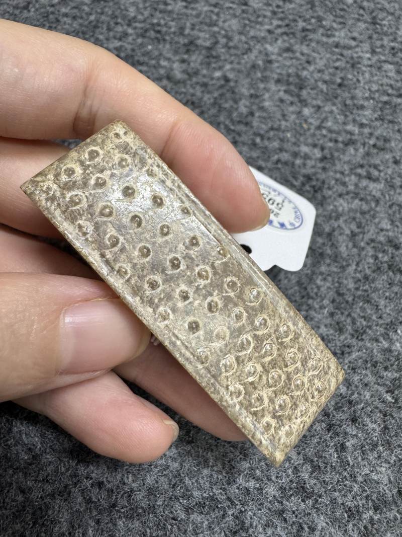 白玉受沁弦紋劍璏和玉榖紋劍璏各一件 - 图3