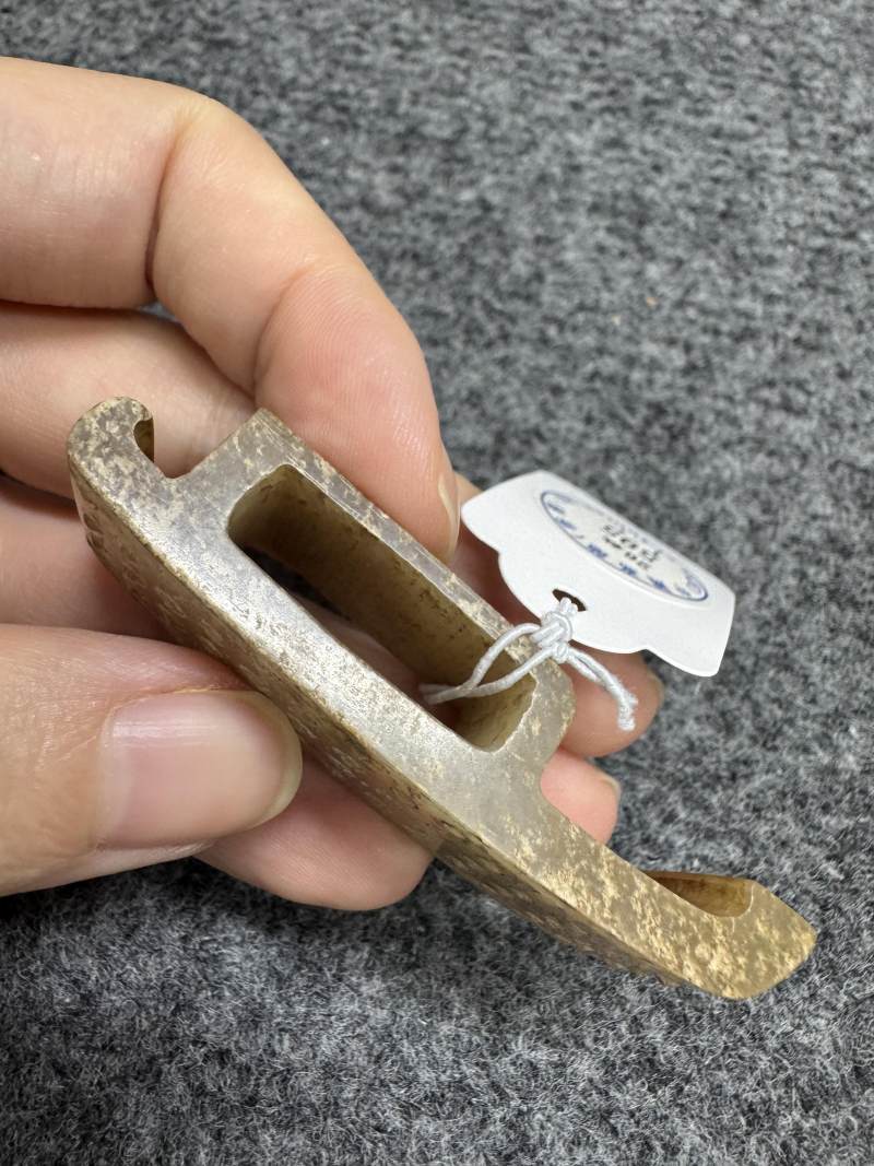 白玉受沁弦紋劍璏和玉榖紋劍璏各一件 - 图4