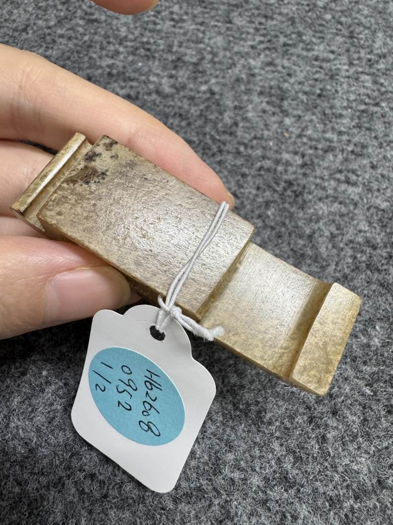 白玉受沁弦紋劍璏和玉榖紋劍璏各一件 - 图5