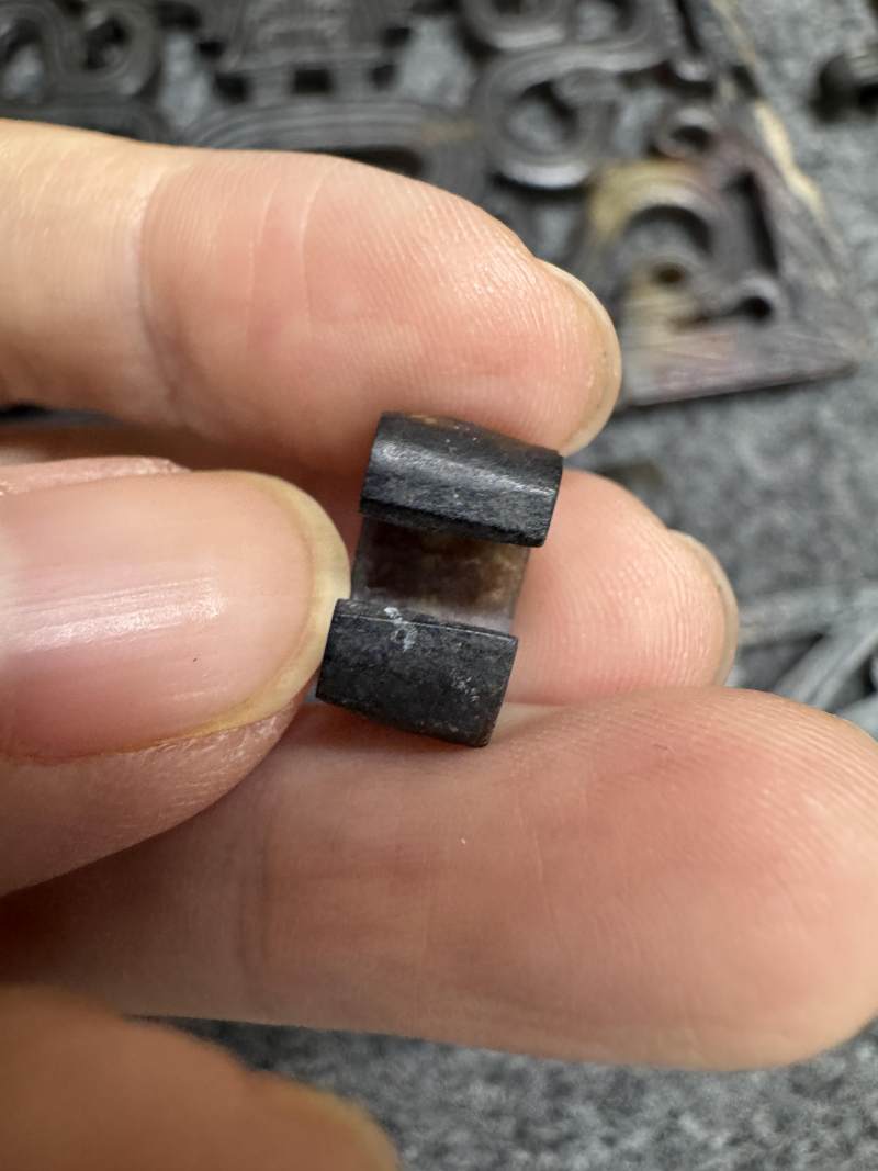 玉受沁鏤雕楚式獸面紋活環飾 - 图48