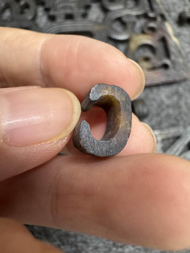 玉受沁鏤雕楚式獸面紋活環飾 - 图49