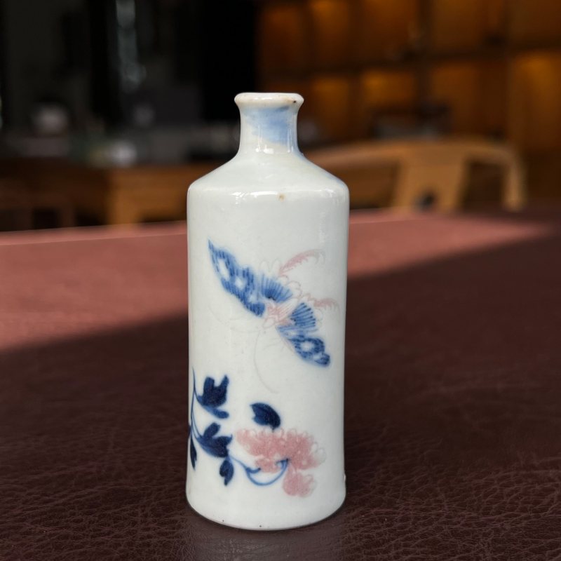 清中期 青花釉里红花蝶纹鼻烟壶 - 图2