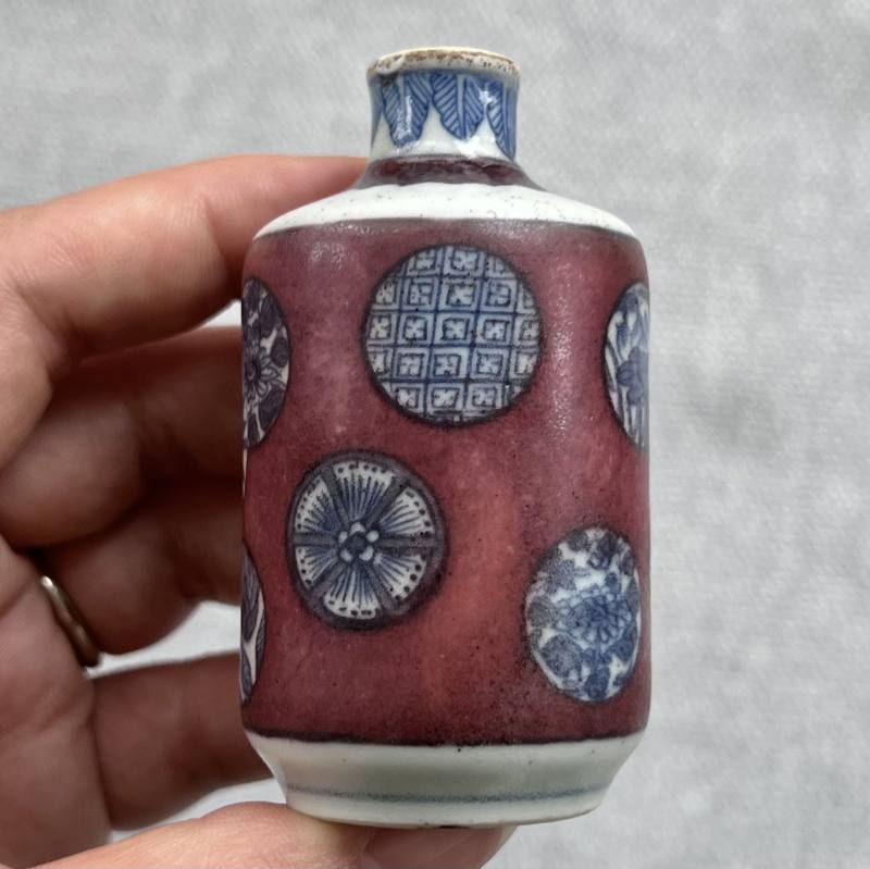 清中期 釉里红地青花皮球花纹鼻烟壶 - 图4