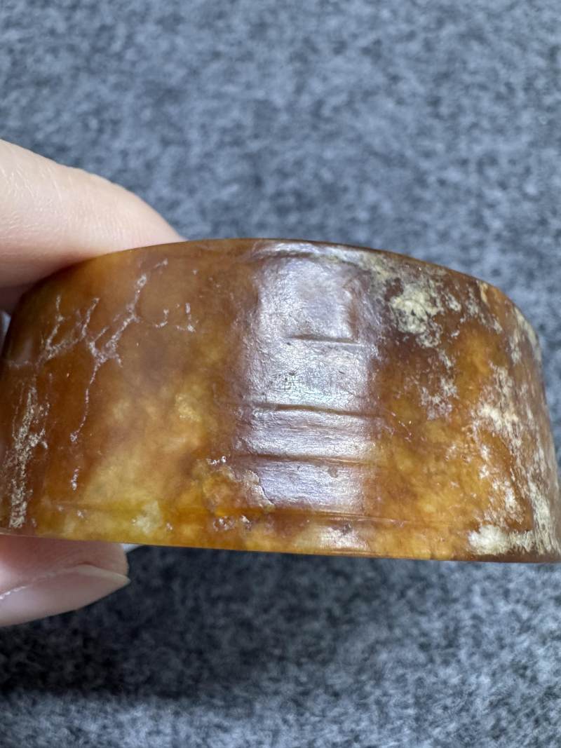 玉紅沁神面紋琮 - 图10