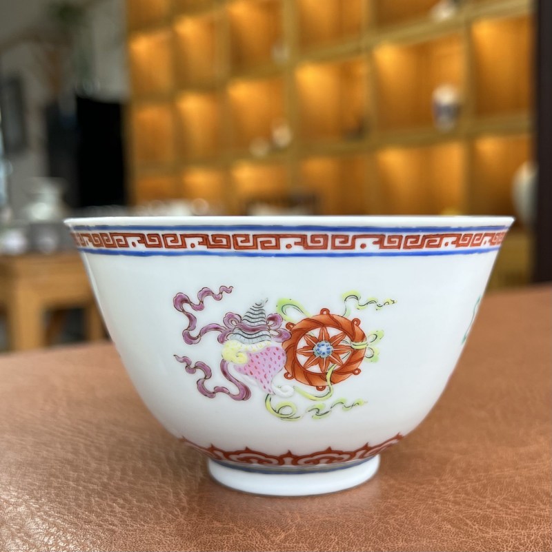 清乾隆 粉彩八吉祥纹茶碗 - 图2