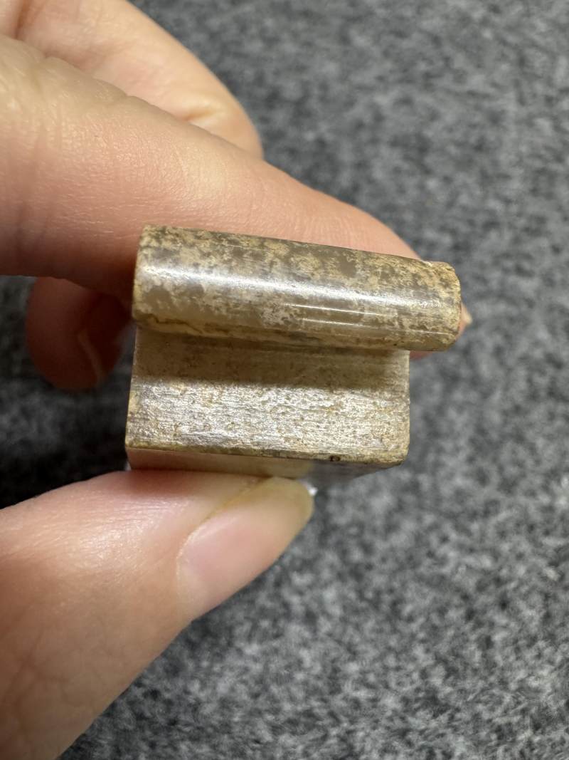 白玉受沁弦紋劍璏和玉榖紋劍璏各一件 - 图9