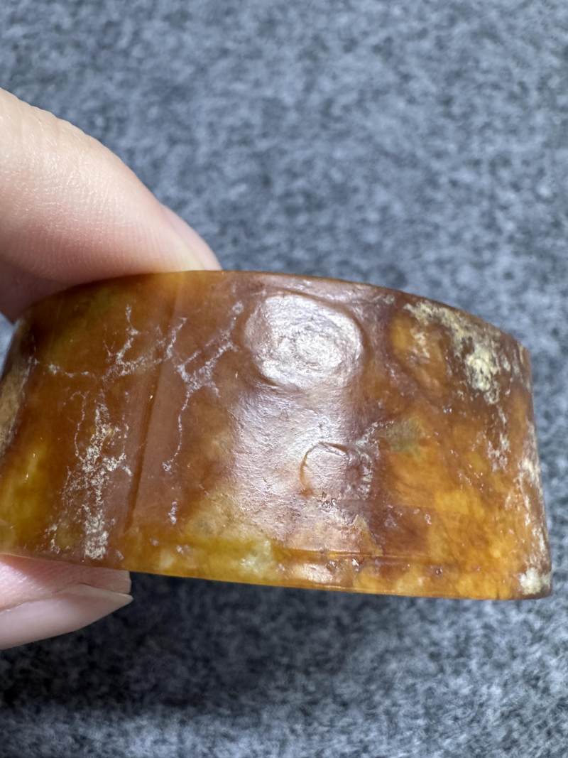 玉紅沁神面紋琮 - 图11