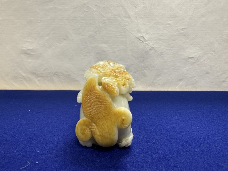 清乾隆 白玉帶紅皮瑞獸吐祥雲擺件 - 图5