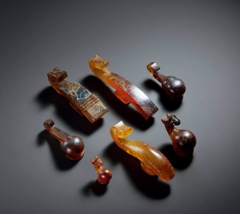 瑪瑙龍首帶鉤一組七件