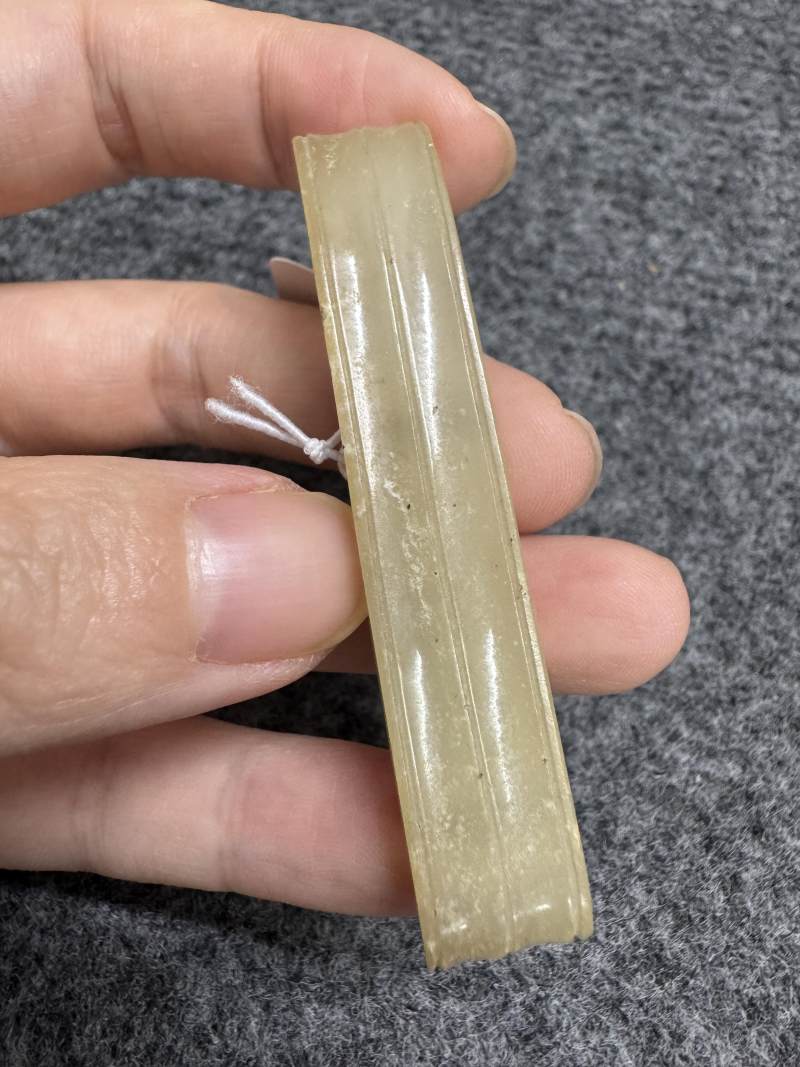 白玉受沁弦紋劍璏和玉榖紋劍璏各一件 - 图10
