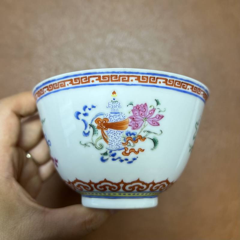 清乾隆 粉彩八吉祥纹茶碗 - 图3