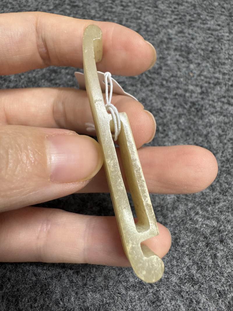 白玉受沁弦紋劍璏和玉榖紋劍璏各一件 - 图11